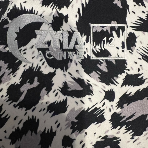 ZYIA Active light n tight snow leopard leggings -NWOT - Picture 5 of 6